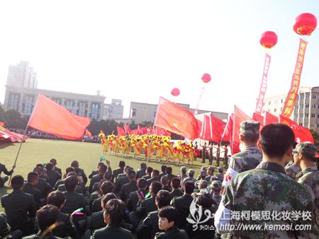 第六届军大艺术节开幕式暨广场文艺界节目比赛 学生负责演员妆容